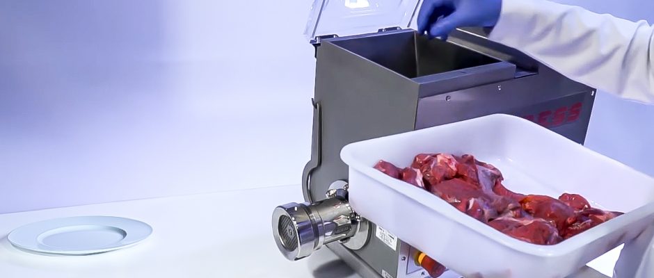 Moedor de carne em ótimo funcionamento