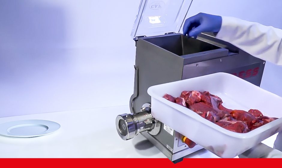 Moedor de carne em ótimo funcionamento