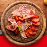 Açougueiro profissional: dia a dia, preparo de balcão, salário e relação com clientes