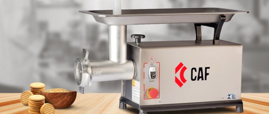 Bolacha na máquina de moer carne