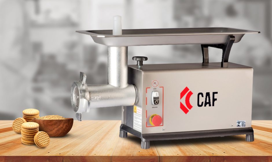 Bolacha na máquina de moer carne