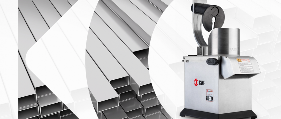 Equipamento industrial da marca CAF em aço inox 304 sobre fundo com tubos metálicos, representando durabilidade e resistência para uso na indústria de alimentos.