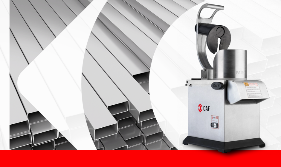 Equipamento industrial da marca CAF em aço inox 304 sobre fundo com tubos metálicos, representando durabilidade e resistência para uso na indústria de alimentos.