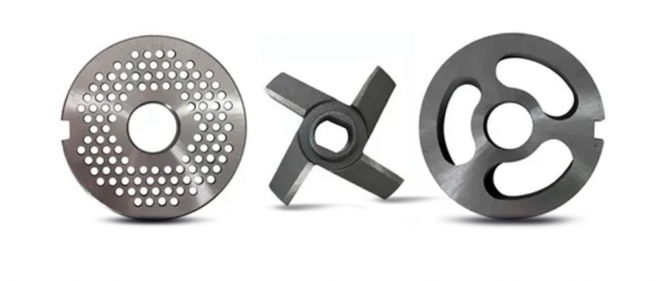 Três tipos de discos e lâminas para moedor de carne: disco de furos pequenos à esquerda, lâmina cruzeta no centro e disco de furos grandes à direita, usados para diferentes tipos de moagem.