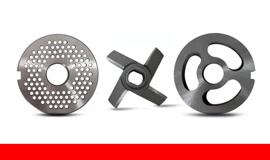 Três tipos de discos e lâminas para moedor de carne: disco de furos pequenos à esquerda, lâmina cruzeta no centro e disco de furos grandes à direita, usados para diferentes tipos de moagem.
